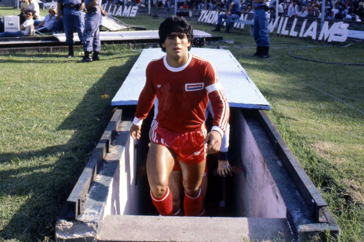 Todos lo miran: Diego Armando Maradona sale del túnel del Cilindro para jugar con Argentinos Juniors