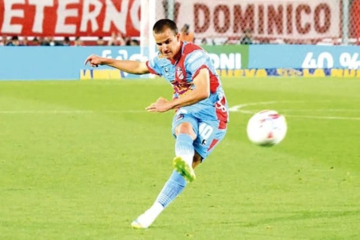 Emiliano Viveros en su debut con Arsenal frente a Independiente