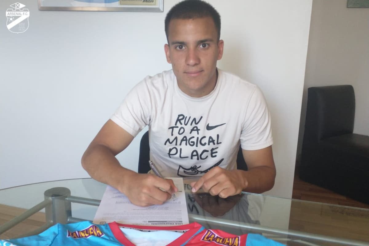 Emiliano Viveros firmando su primer contrato con Arsenal de Sarandi