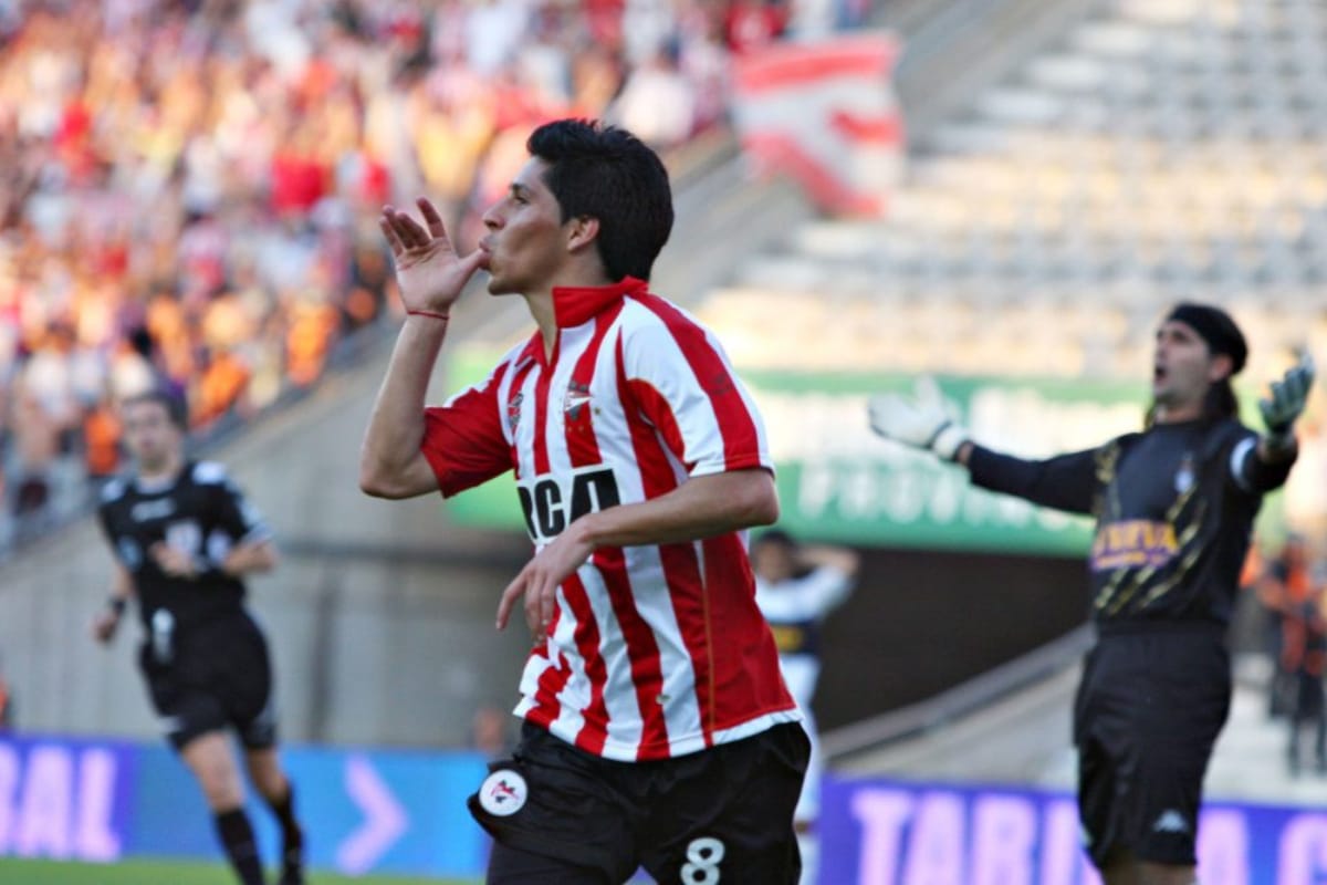 Enzo Pérez festejando un gol en Estudiantes