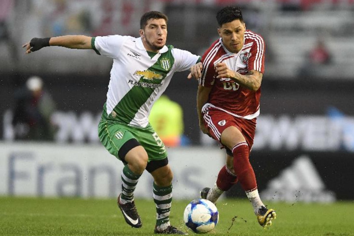 Eric Remedi jugando para Banfield ante River