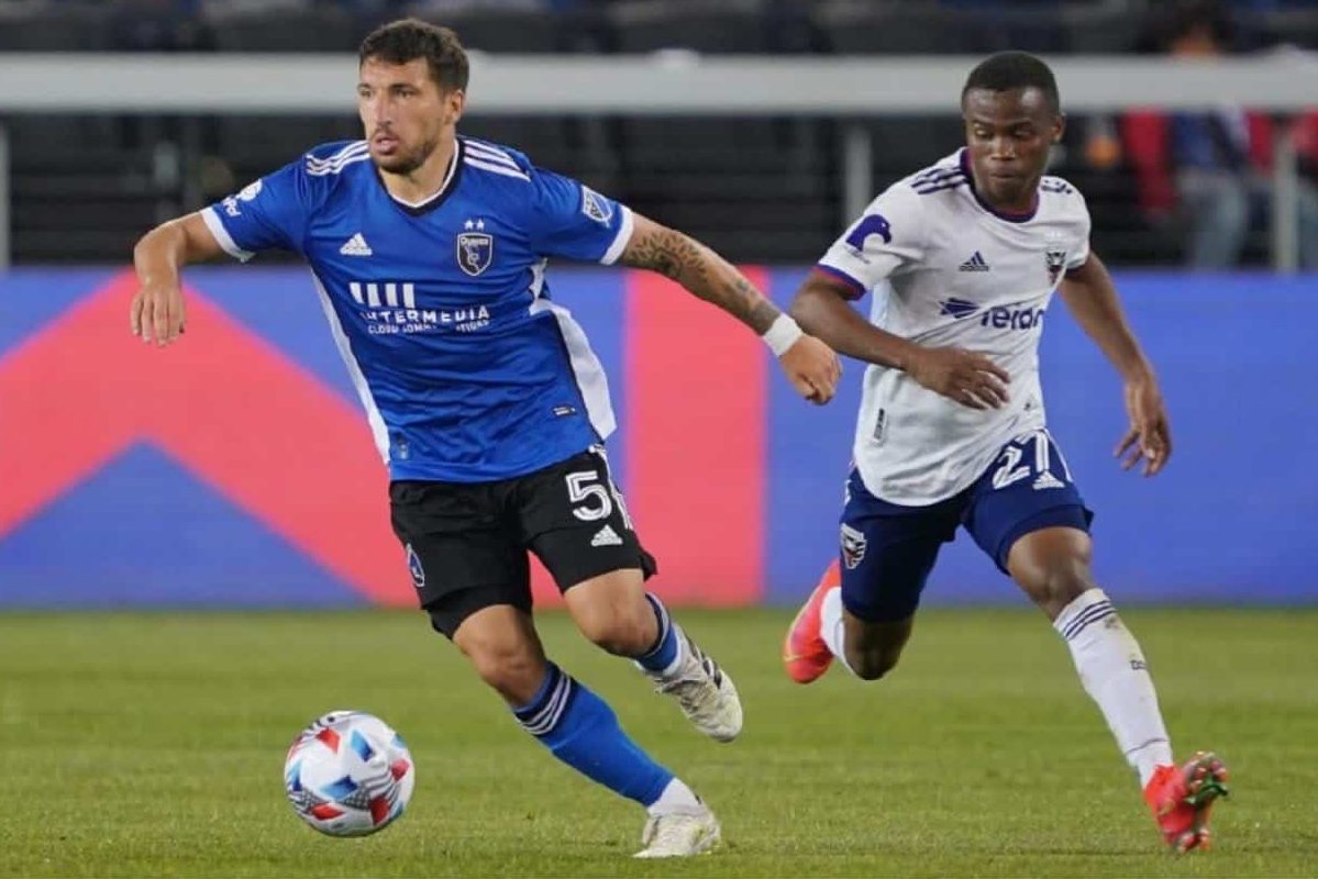 Eric Remedi jugando para San Jose Earthquakes de la MLS