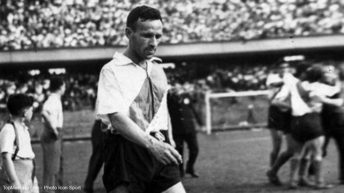 Félix Lostou con la camiseta de River Plate