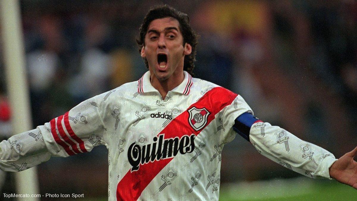Enzo Francescoli festejando un gol con la camiseta de River Plate