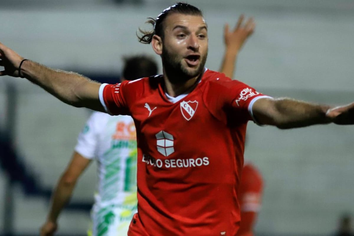 Gastón Silva festejando un gol en Independiente