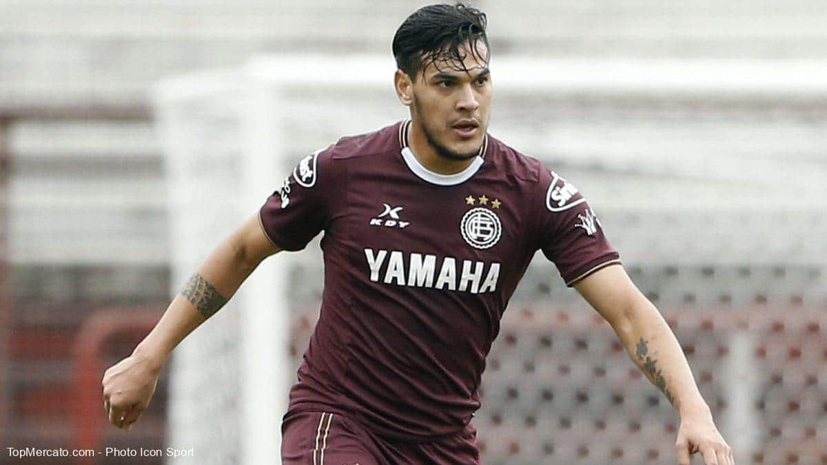 Gustavo Gómez vistiendo los colores de Lanús