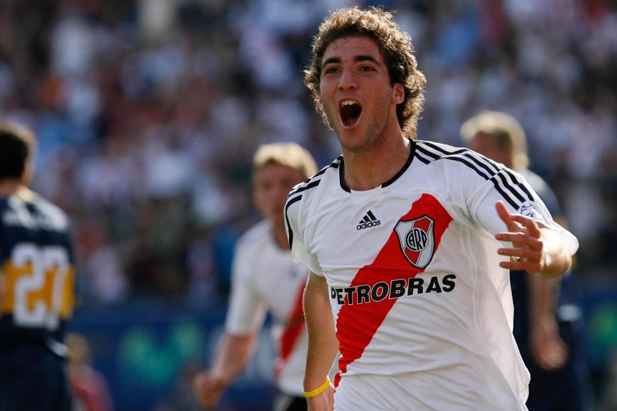 Gonzalo Higuaín en un Superclásico ante Boca en 2006
