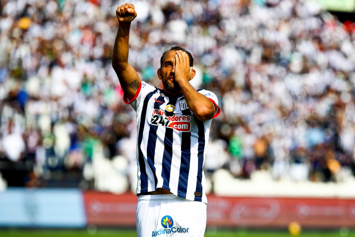 Hernán Barcos celebra un gol con Alianza Lima