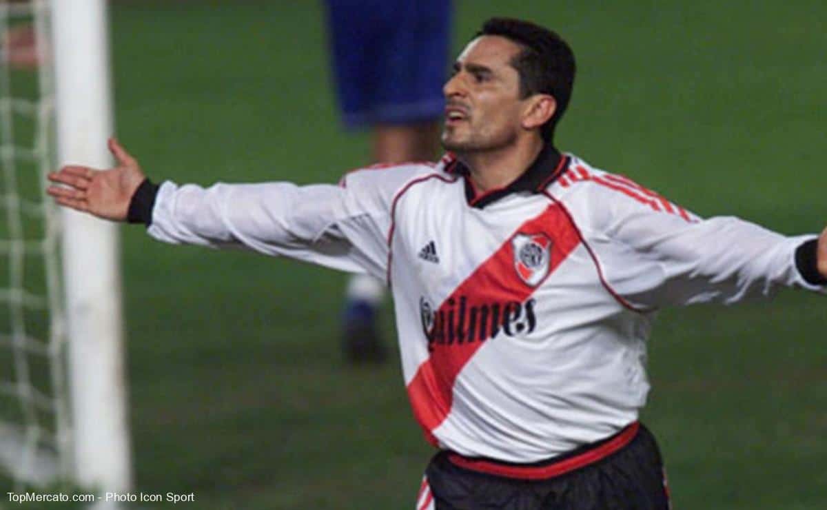 Hernán Díaz festejando un gol con la camiseta de River Plate