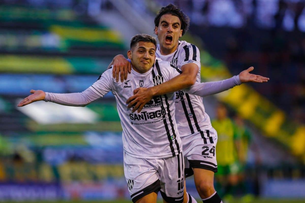 Hernán López Muñoz festejando un gol en Central Córdoba de Santiago del Estero