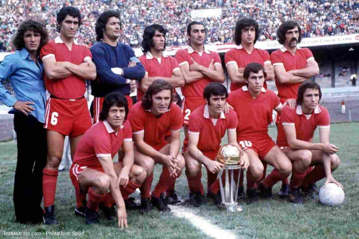 Independiente presumiendo el trofeo de la Copa Intercontinental 1973