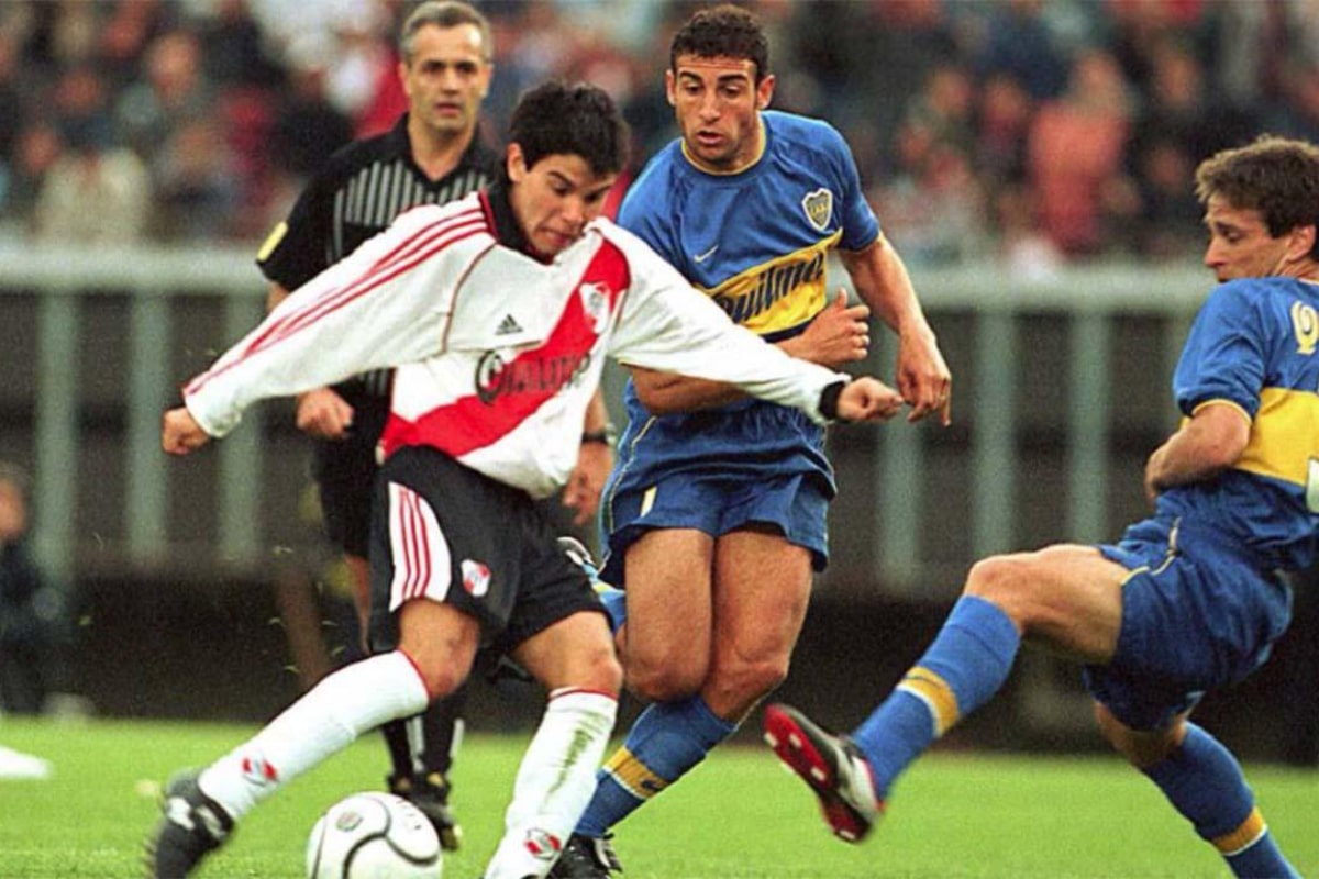 Javier Saviola marcándole un gol a Boca en la Libertadores del 2000