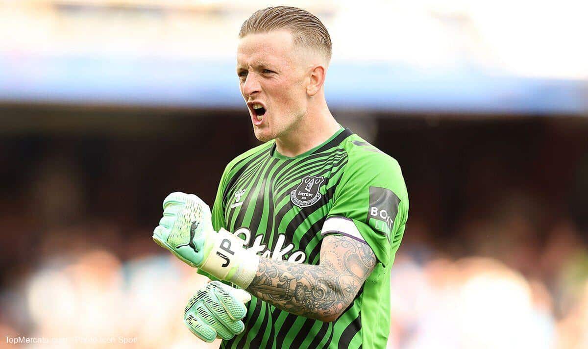 Jordan Pickford, arquero de la Selección de Inglaterra, con los colores del Everton