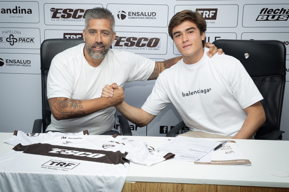 Juan Pablo Goicochea firmó su contrato con Platense