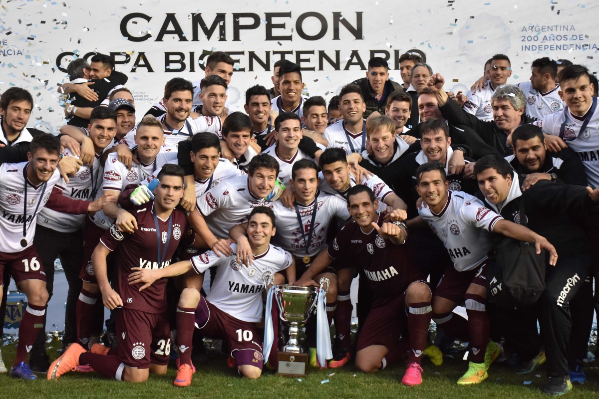 Lanús festeja el título de la Copa Bicentenario 2016 ante Racing Club