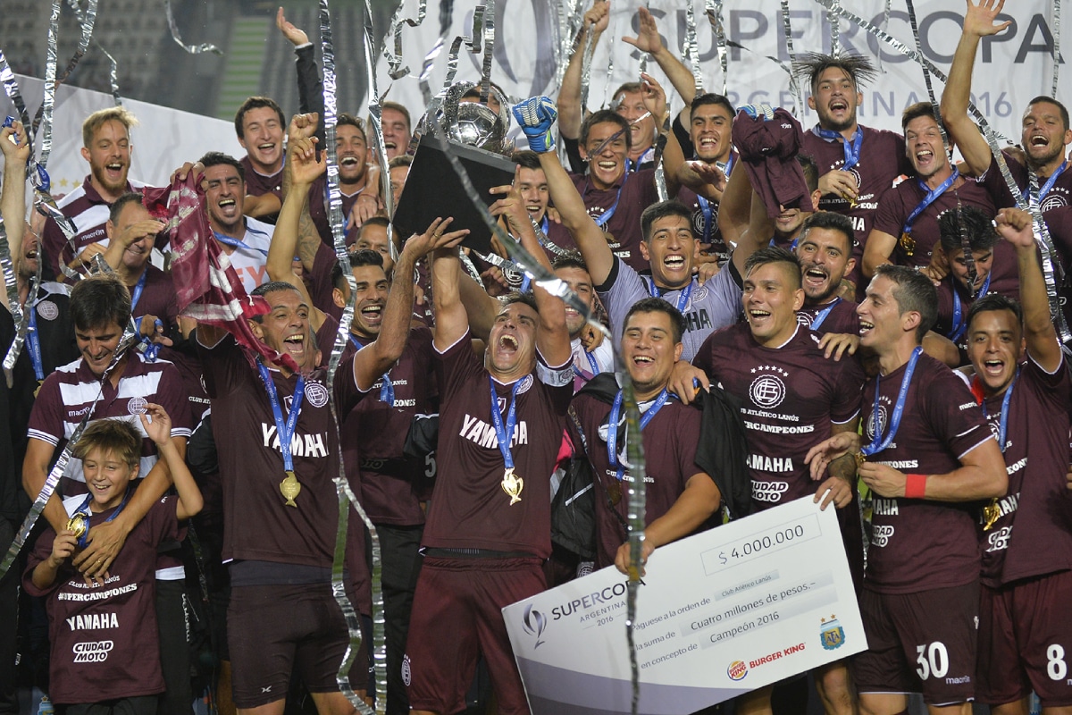 Lanús celebra el título de la Supercopa Argentina 2016 tras golear 3-0 a River