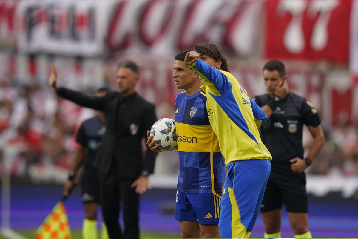 Lautaro Blanco recibe indicaciones de Diego Martínez
