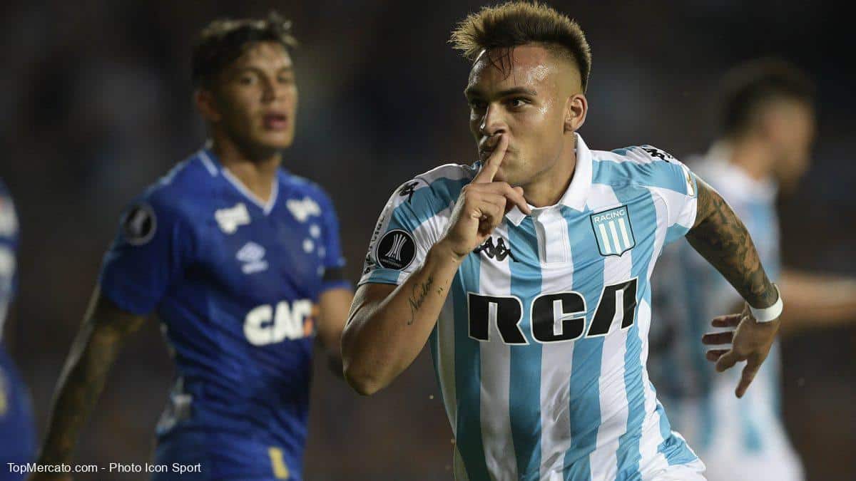 Lautaro Martínez festeja uno de sus goles ante Cruzeiro por Copa Libertadores con Racing