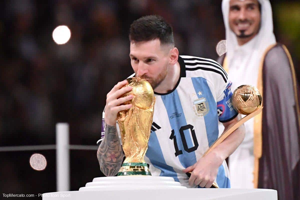 Lionel Messi besa el trofeo más preciado del mundo