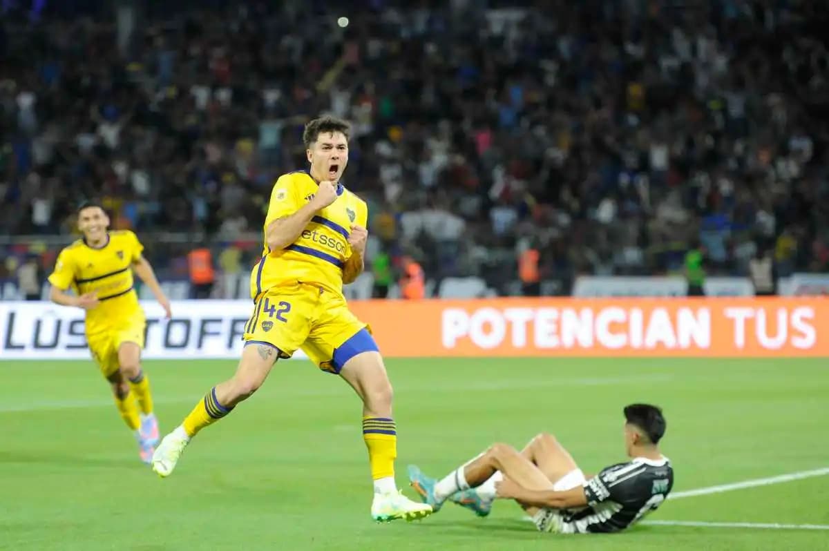 Lucas Blondel festejando un gol con la camiseta de Boca Juniors