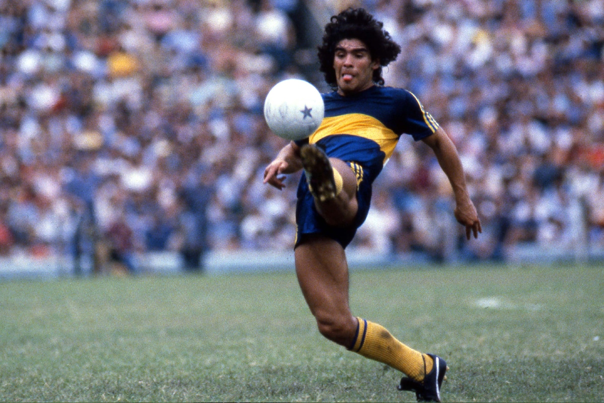 Diego Maradona con la camiseta de Boca Juniors en La Bombonera