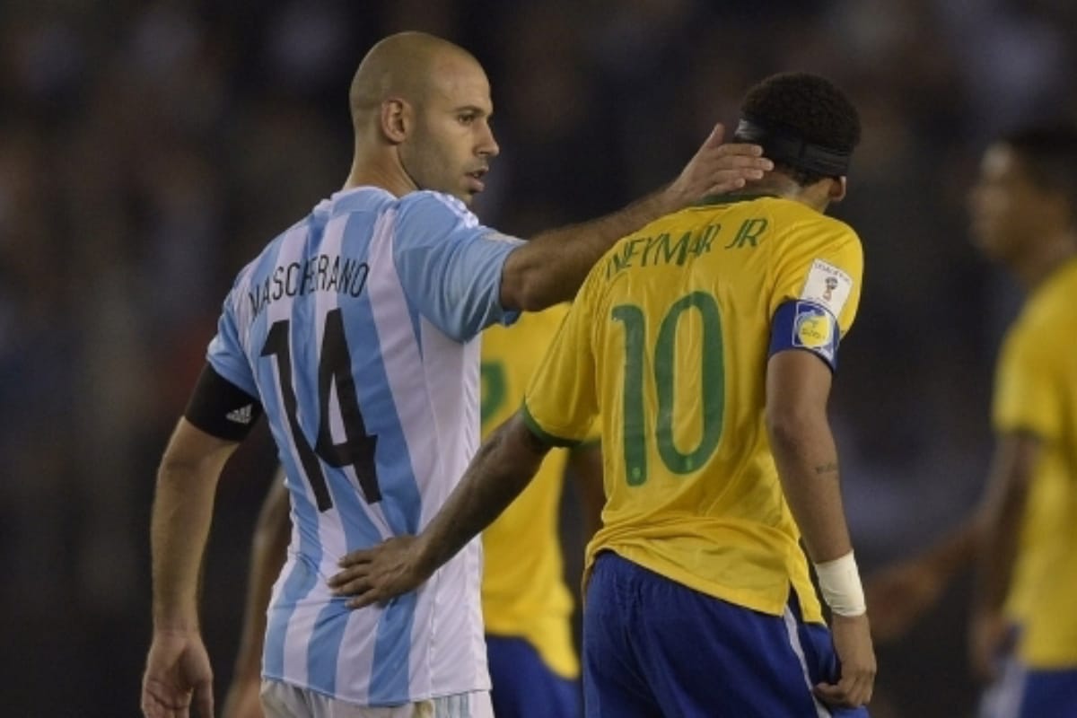 Javier Mascherano con Neymar en un partido entre la Selección Argentina y Brasil