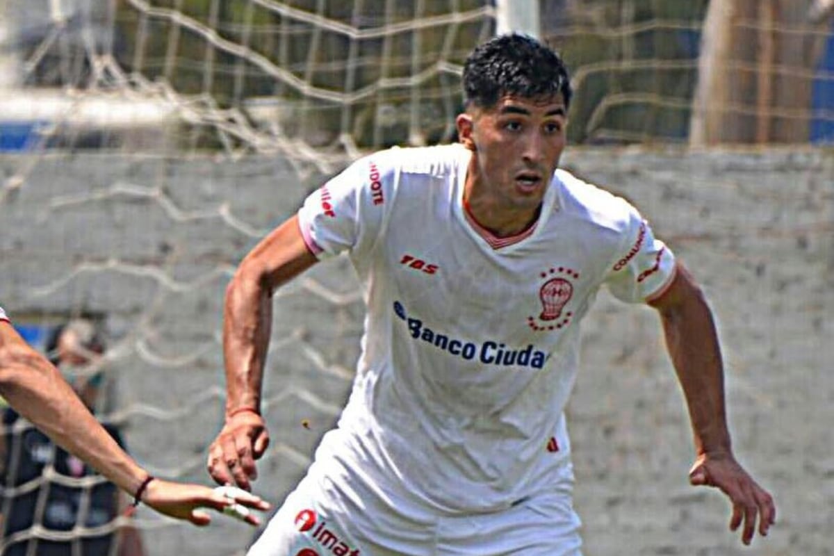 Maxi Zelaya con la camiseta de Huracán