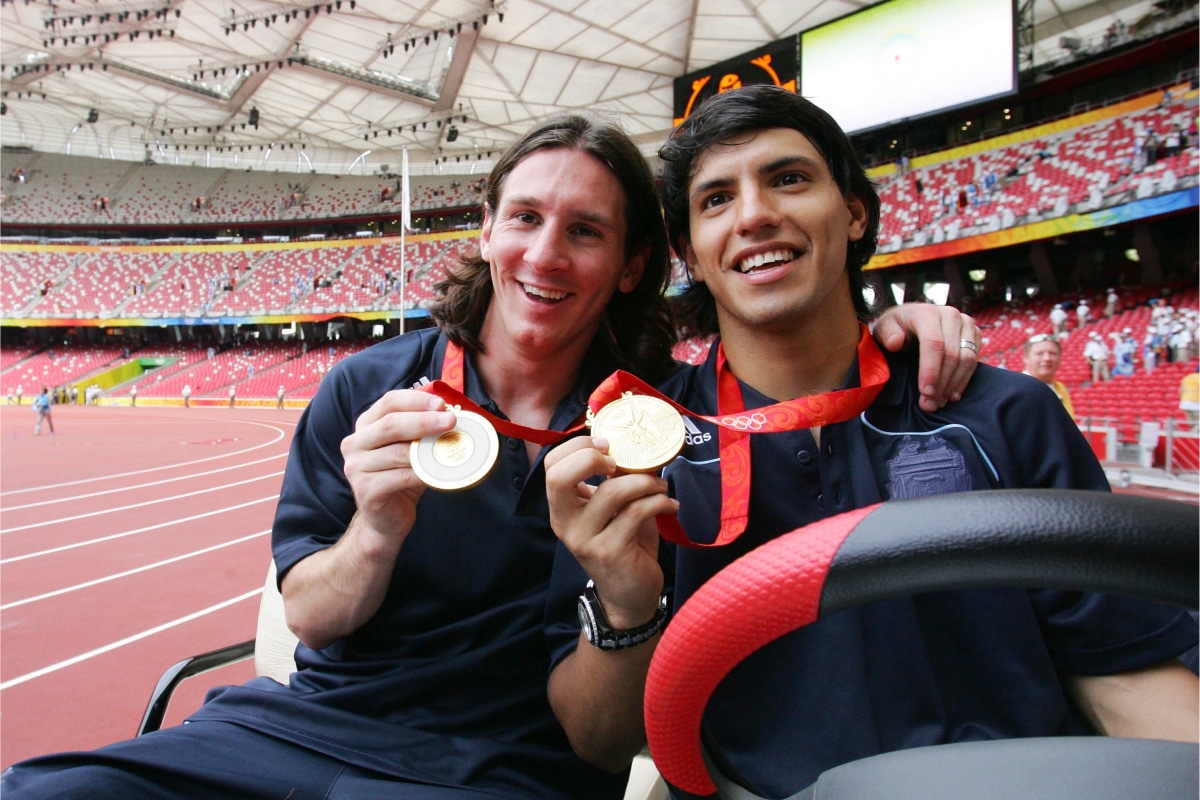 Lionel Messi y Sergio Agüero presumiento la medalla de oro de los Juegos Olímpicos 2008