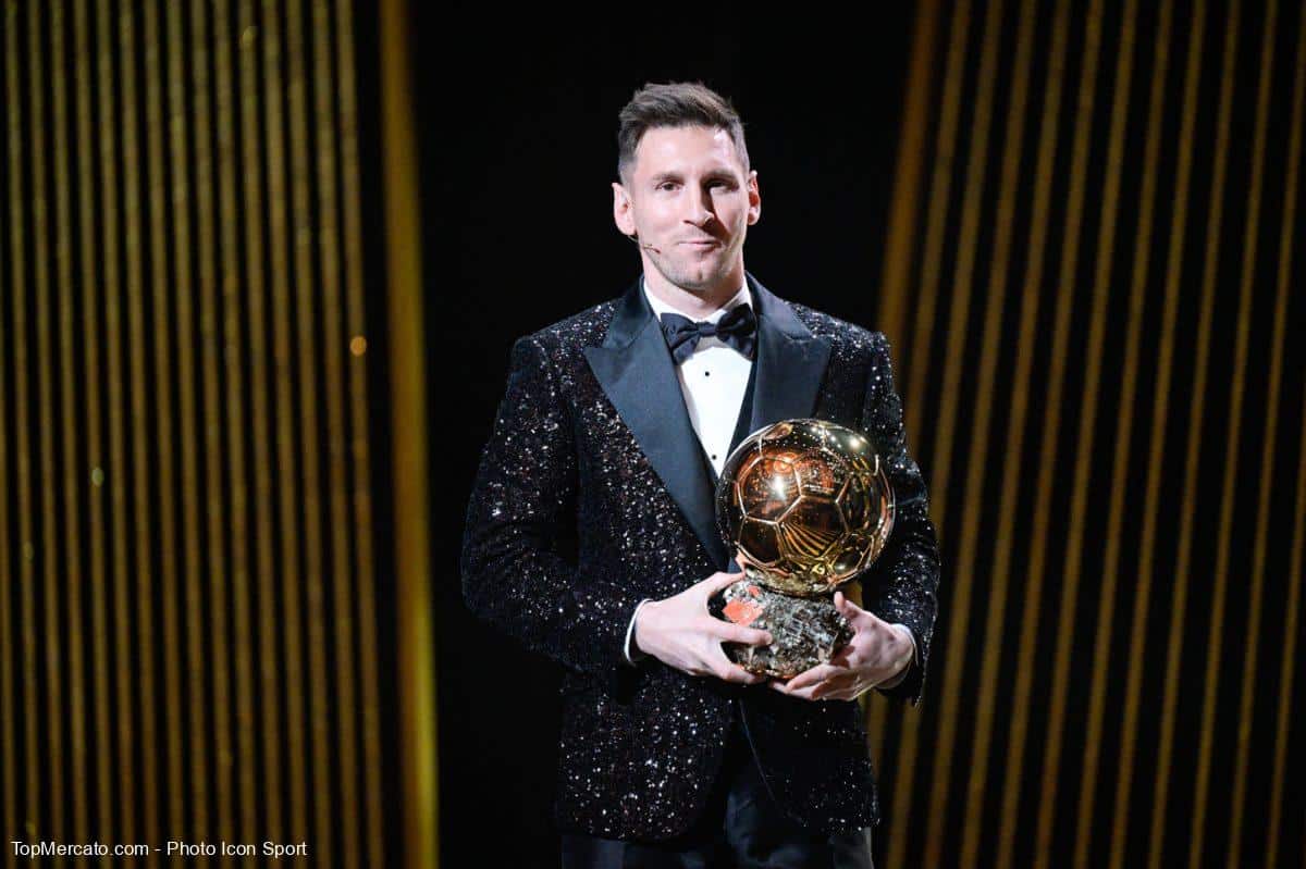 Lionel Messi presume uno de sus ocho balones de oro