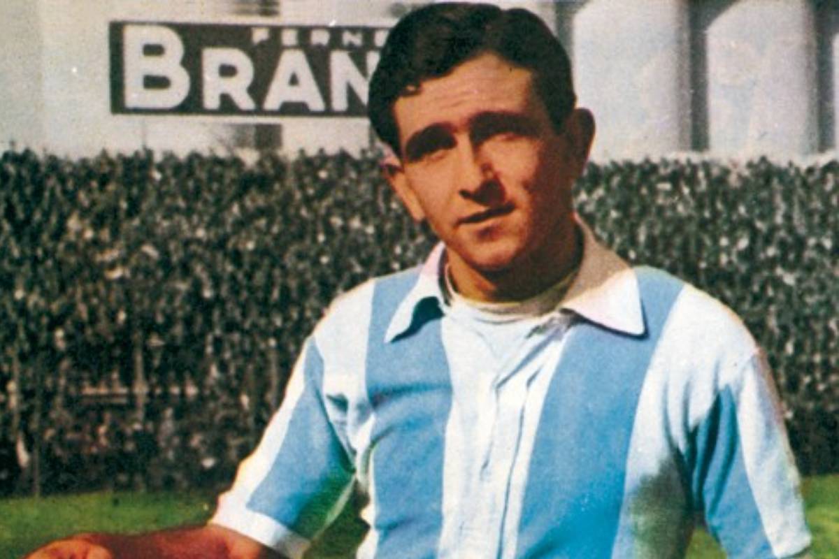 Omar Corbatta posando con los colores de Racing Club