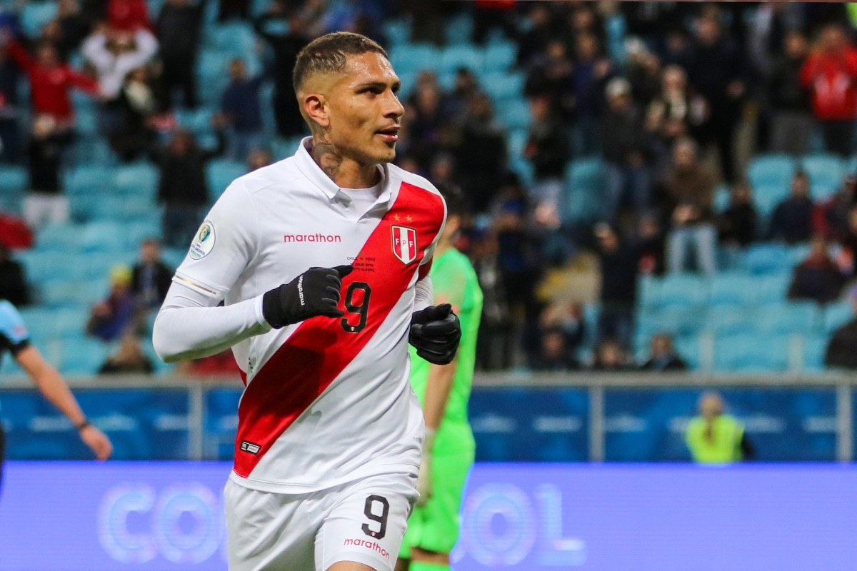 Paolo Guerrero festejando un gol para la Selección Peruana