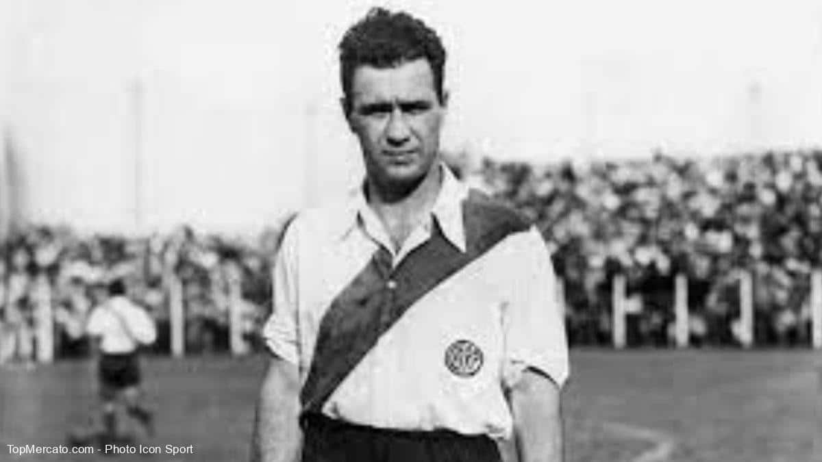 Carlos Peucelle posando con la camiseta de River Plate