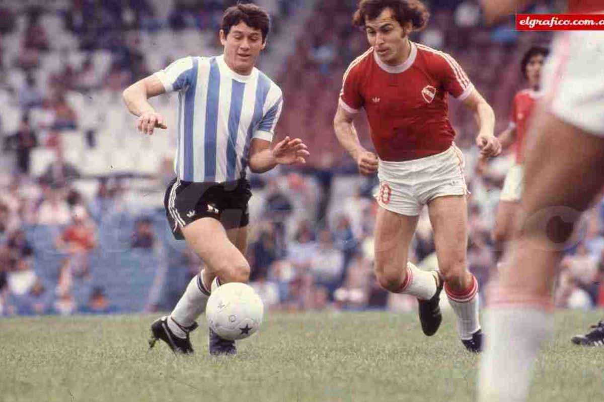 Ricardo Bochini jugando un clásico ante Racing para Independiente