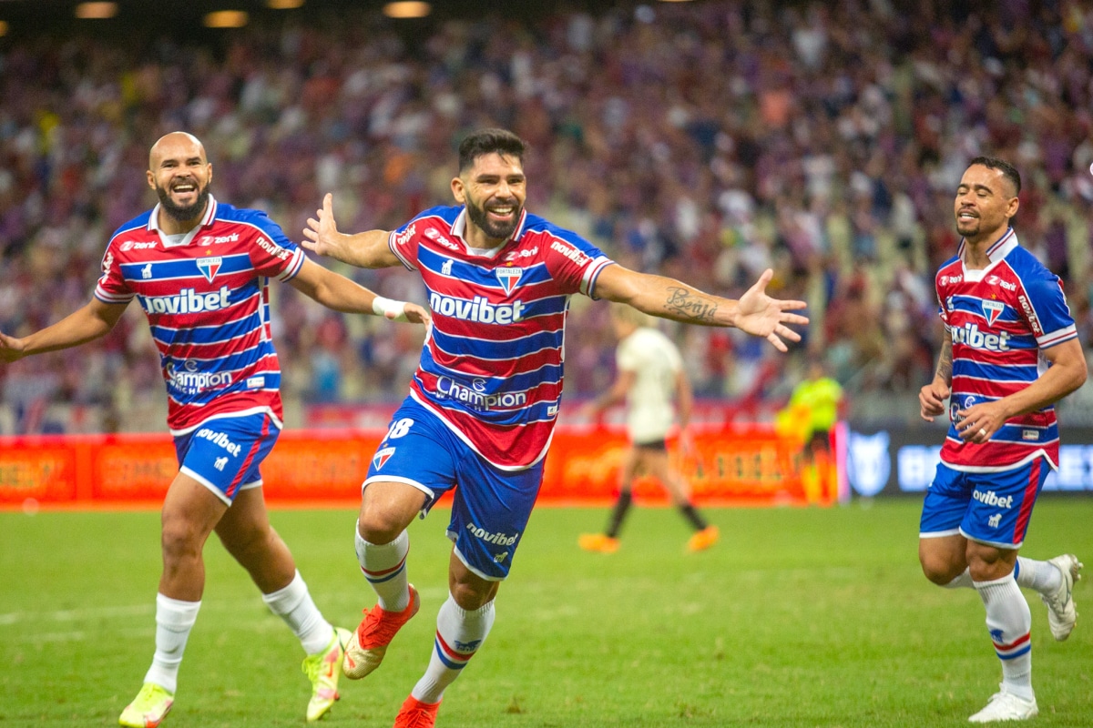 Silvio Romero festejando un gol con la camiseta de Fortaleza