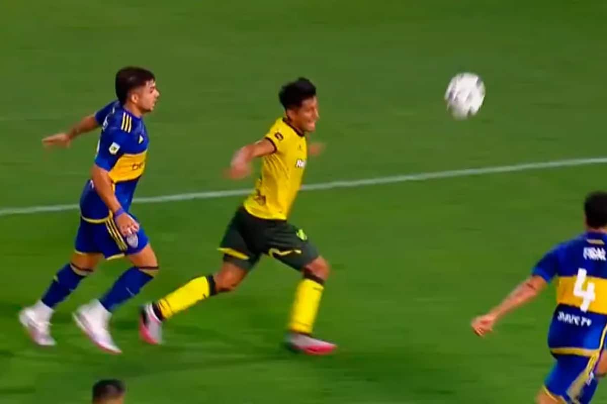 Alexis Soto trastabilla sólo y cae en el área: Jorge Baliño cobró penal