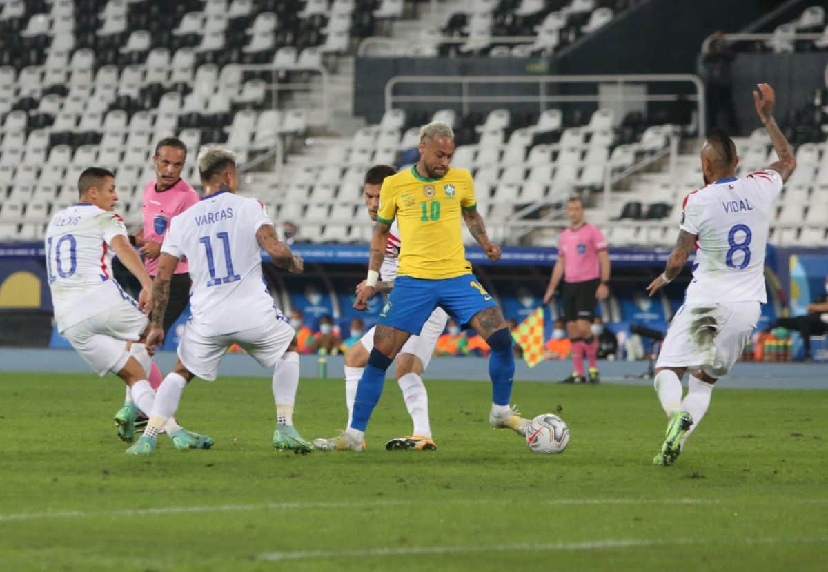 Neymar siendo marcado por Alexis Sánchez, Arturo Vidal, Eduardo Vargas y Charles Aránguiz