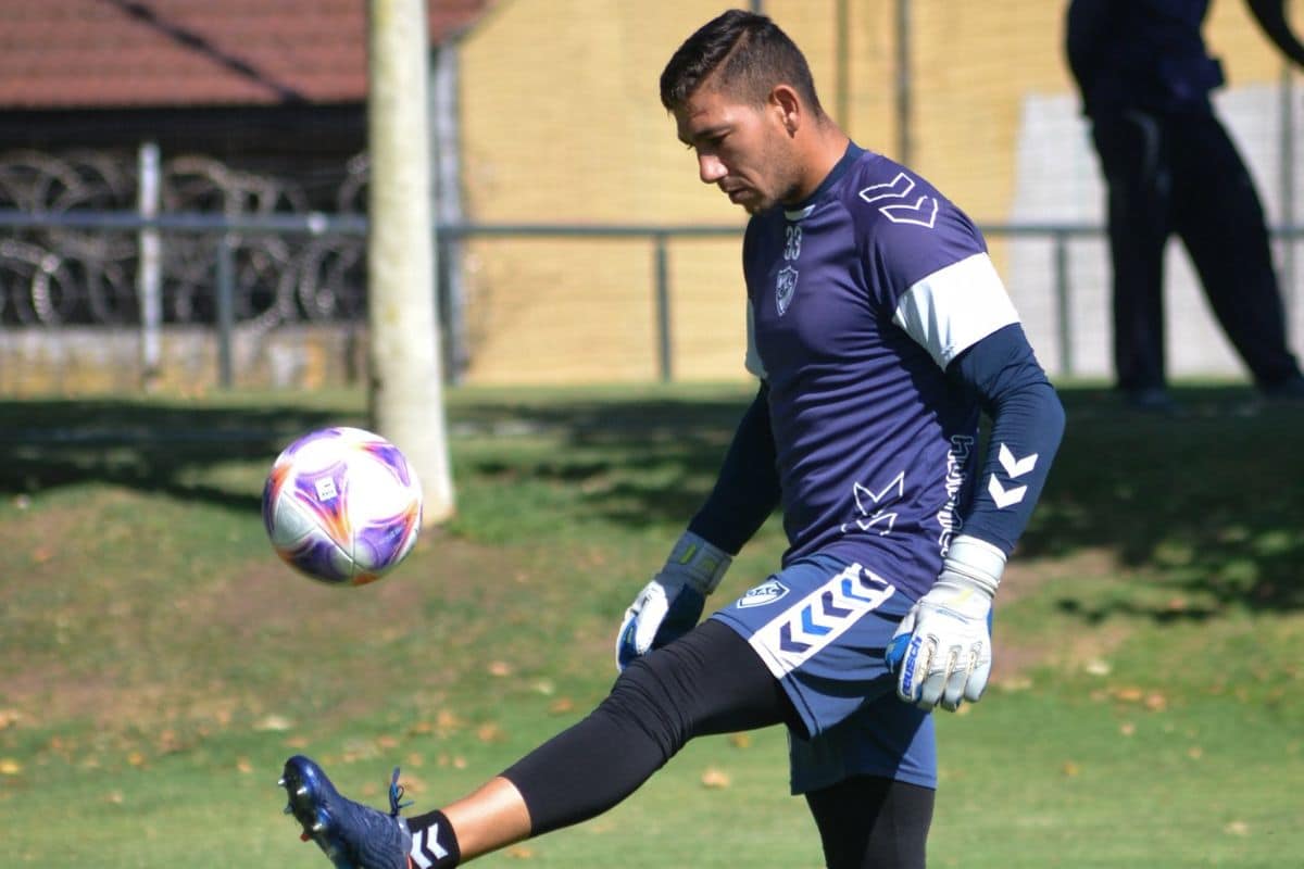 Milton Álvarez dominando balón