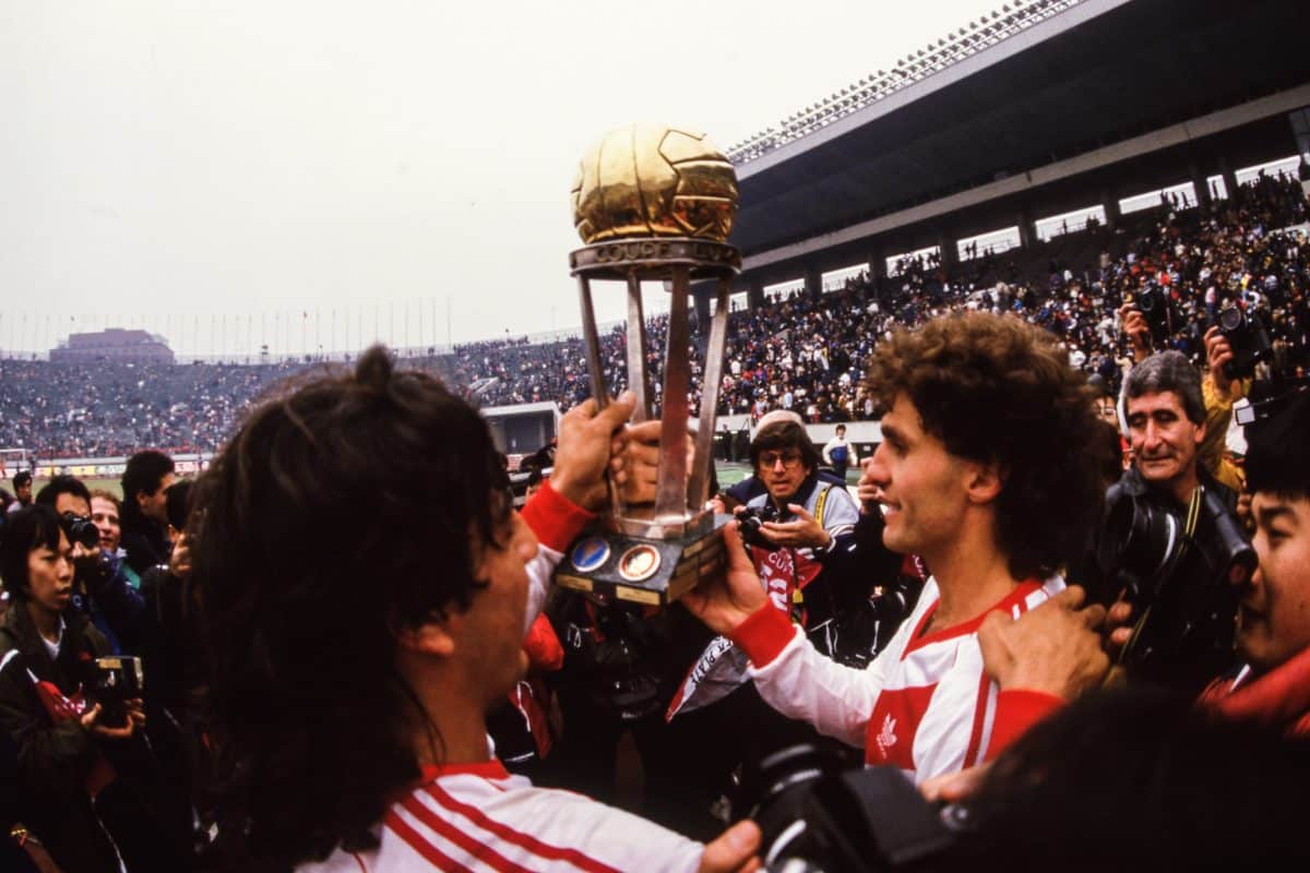 Oscar Ruggeri levantando la Copa Intercontinental