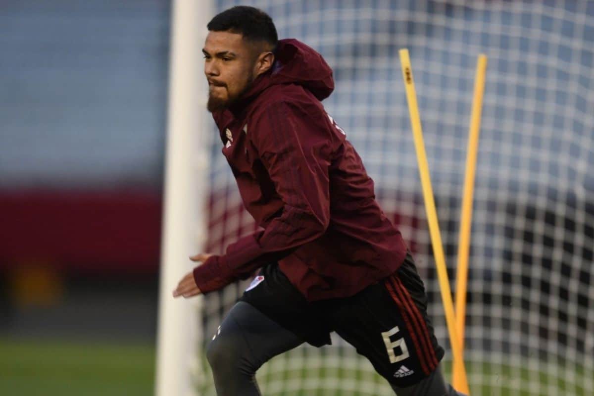 Paulo Díaz, con una molestia en su rodilla