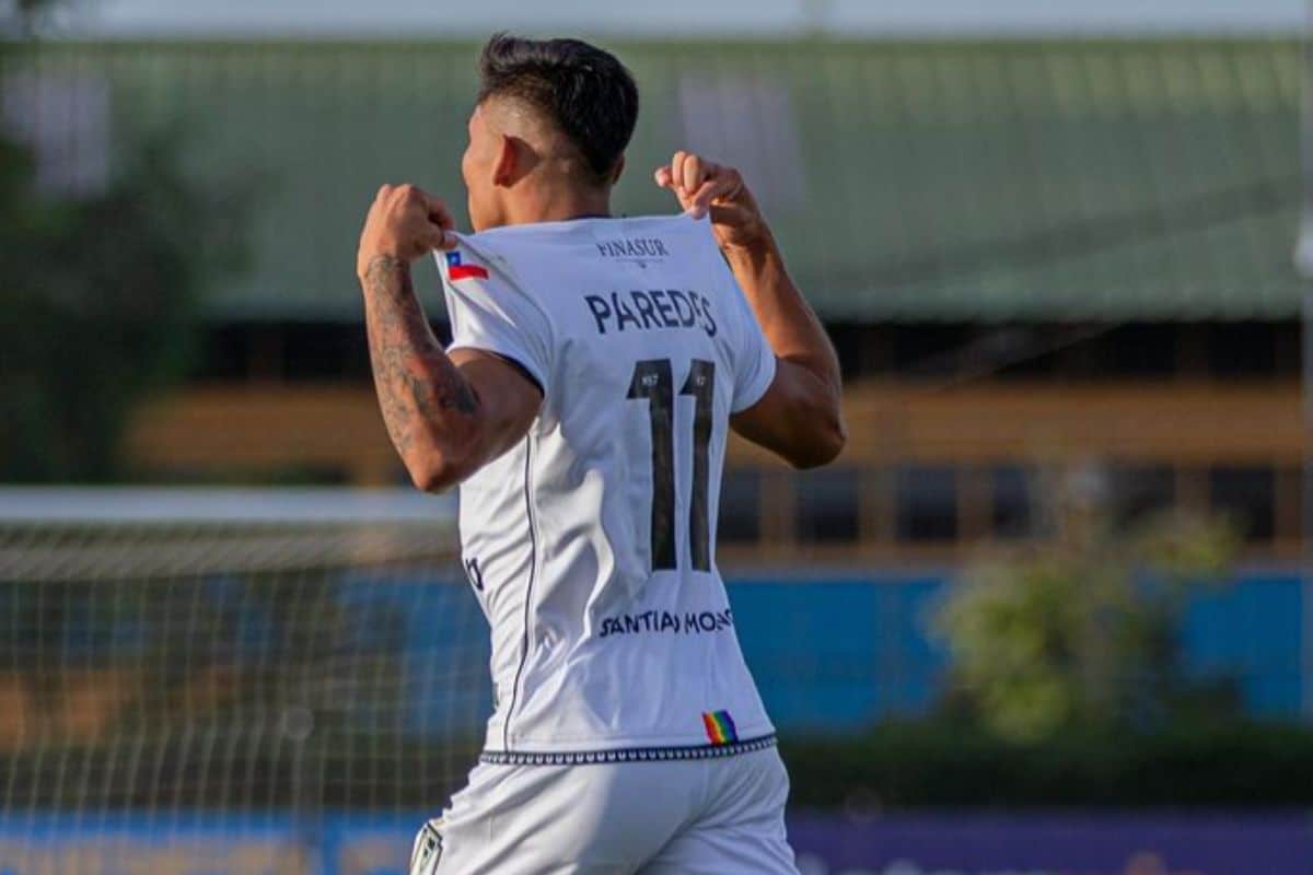 Richard Paredes mostrando su camiseta por detrás.