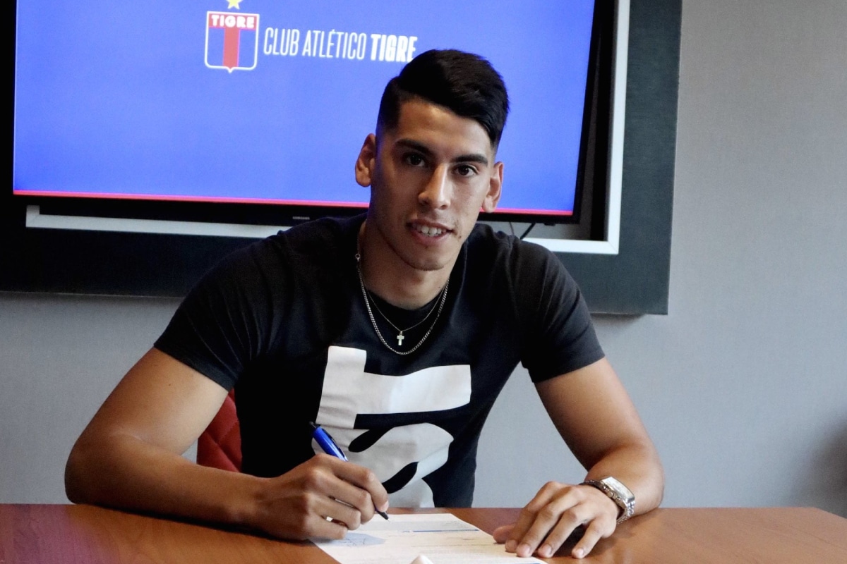 Agustín Cardozo firmando contrato en Tigre