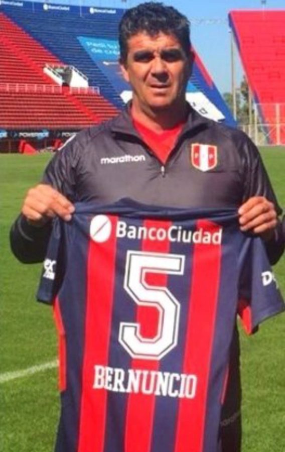 Ángel Bernuncio presumiento una camiseta de San Lorenzo
