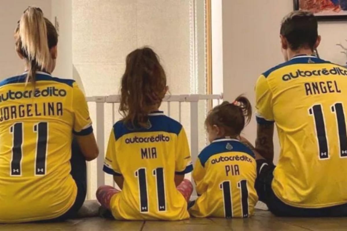 Ángel Di María y su familia con la camiseta de Rosario Central