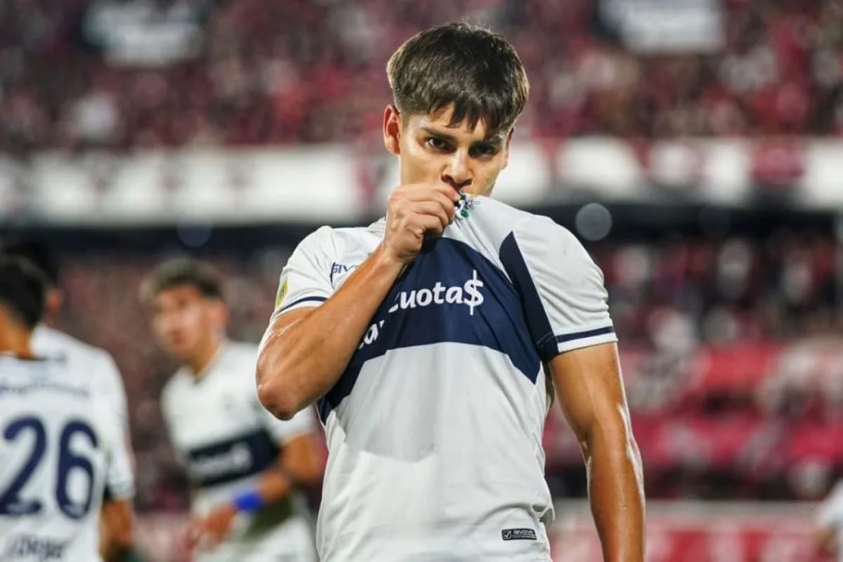 Benjamín Domínguez besando el escudo de Gimnasia