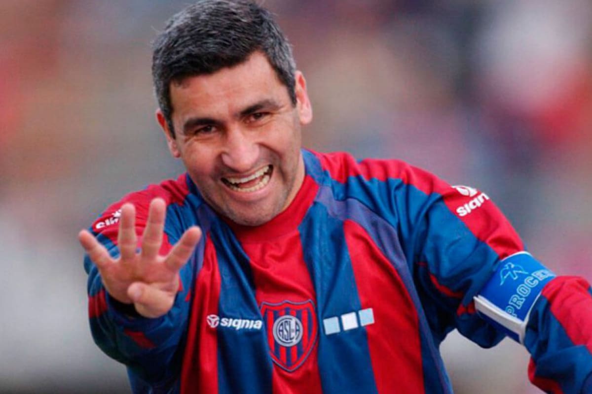 Alberto Acosta festejando un gol en San Lorenzo de Almagro