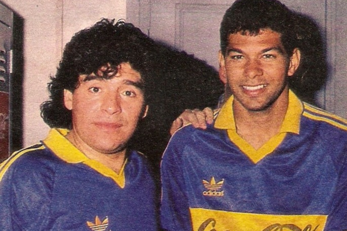 Charles y Diego Maradona con la indumentaria de Boca