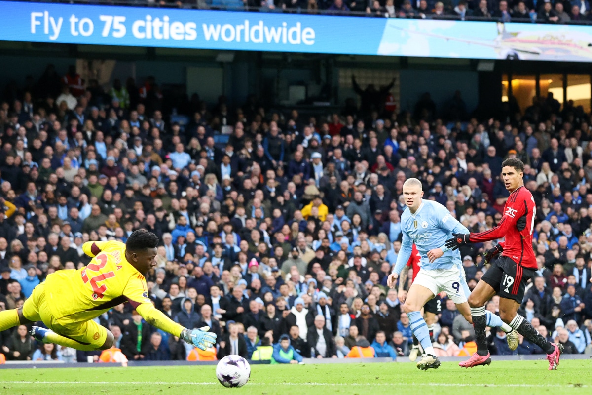 Erling Haaland marcándole un gol a Manchester United