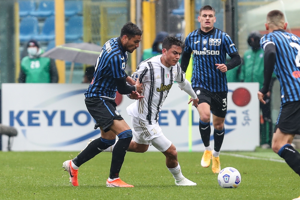 José Luis Palomino marcando a Paulo Dybala