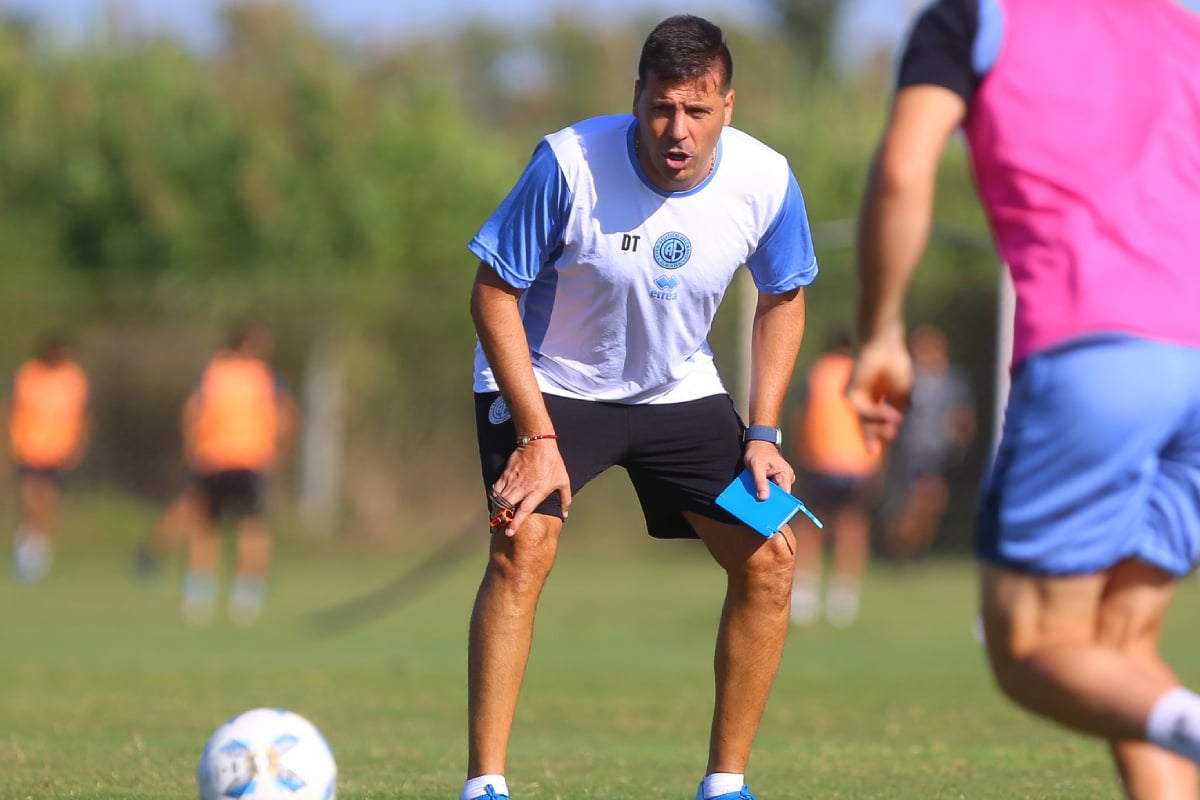 Juan Cruz Real en su primera práctica como DT de Belgrano