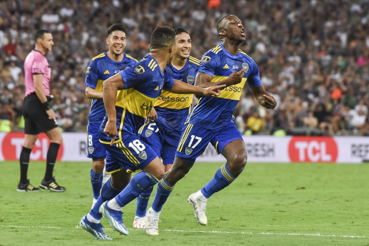Luis Advíncula festeja el gol de la final de la Copa Libertadores 2023 vs. Fluminense